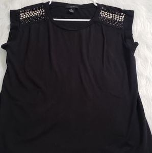Tshirt with studded shoulders.
